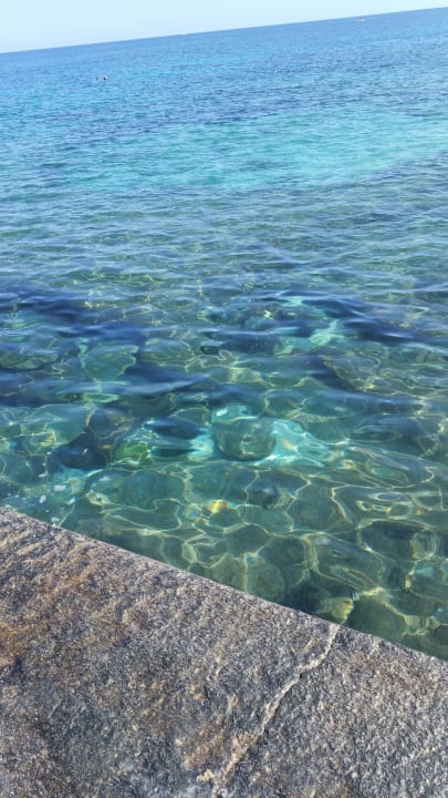 Glasklares Wasser mit Steinen Annabelle Beach Resort