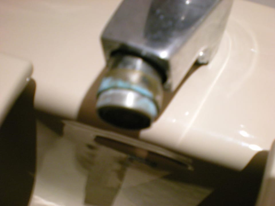 Wasserhan im Bad mit gGrünspan Hotel Mariant Park