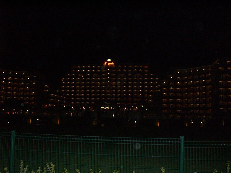 Blick von der Strandpromenade bei Nacht DIT Majestic Beach Resort