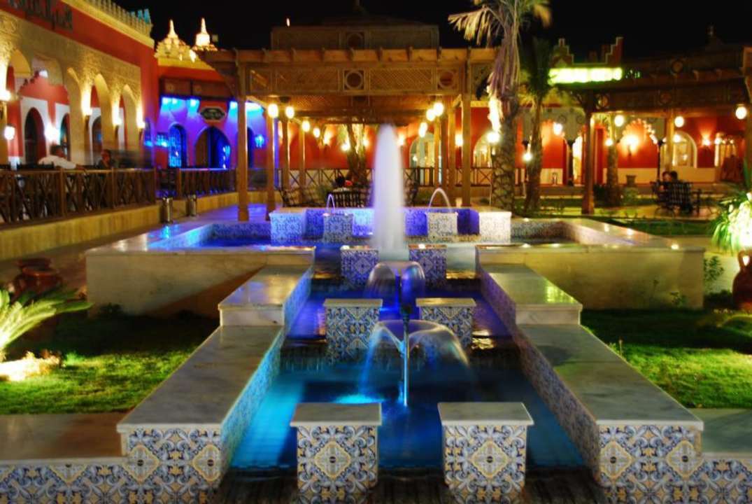 Vor dem Restaurant Pickalbatros Alf Leila Wa Leila Resort - Neverland Hurghada