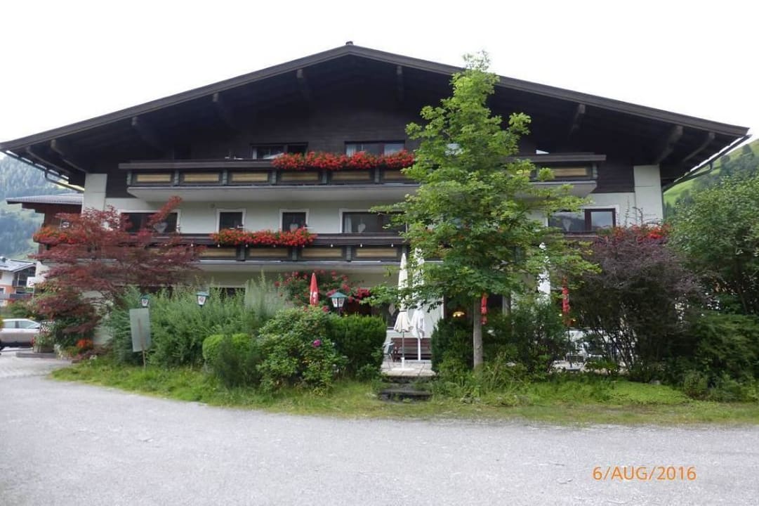 Terrasse vom Parkplatz aus Salzburgerhof Rauris