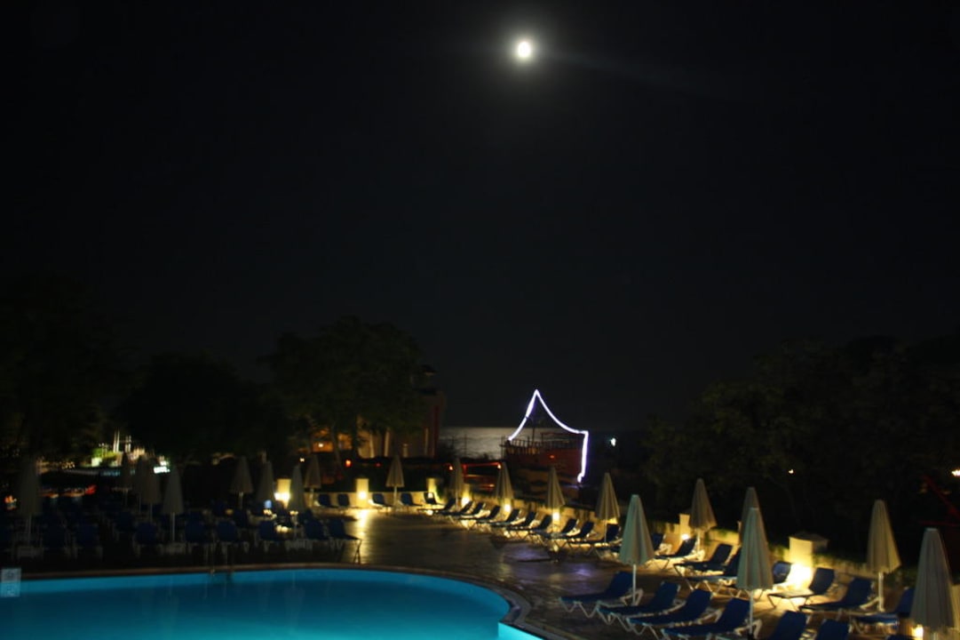 Abendstimmung am Pool  ROBINSON PAMFILYA