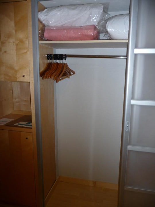 Kleiderschrank Turquoise Hotel