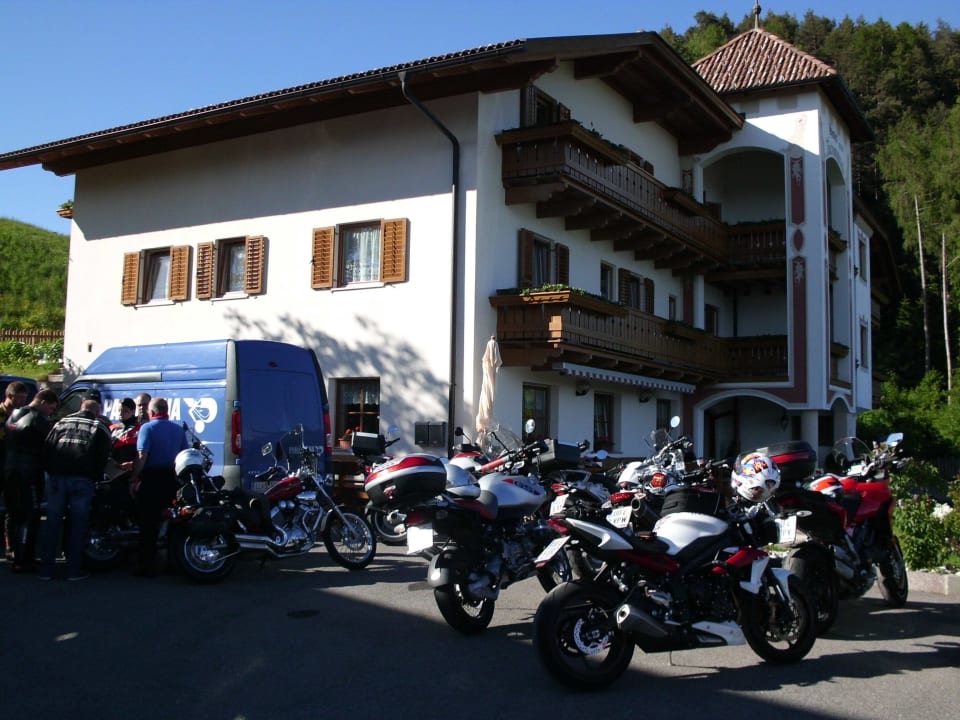 Vor der Ausfahrt Hotel Tschantnaihof