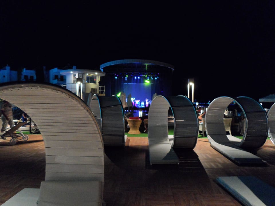 Poolbereich Azura Deluxe Resort & Spa Hotel