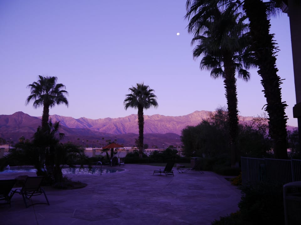 Pool im Dämmerlicht Hampton Inn & Suites Cathedral City