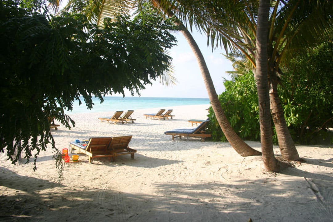 Strand neben den Wasservillen Medhufushi Island Resort