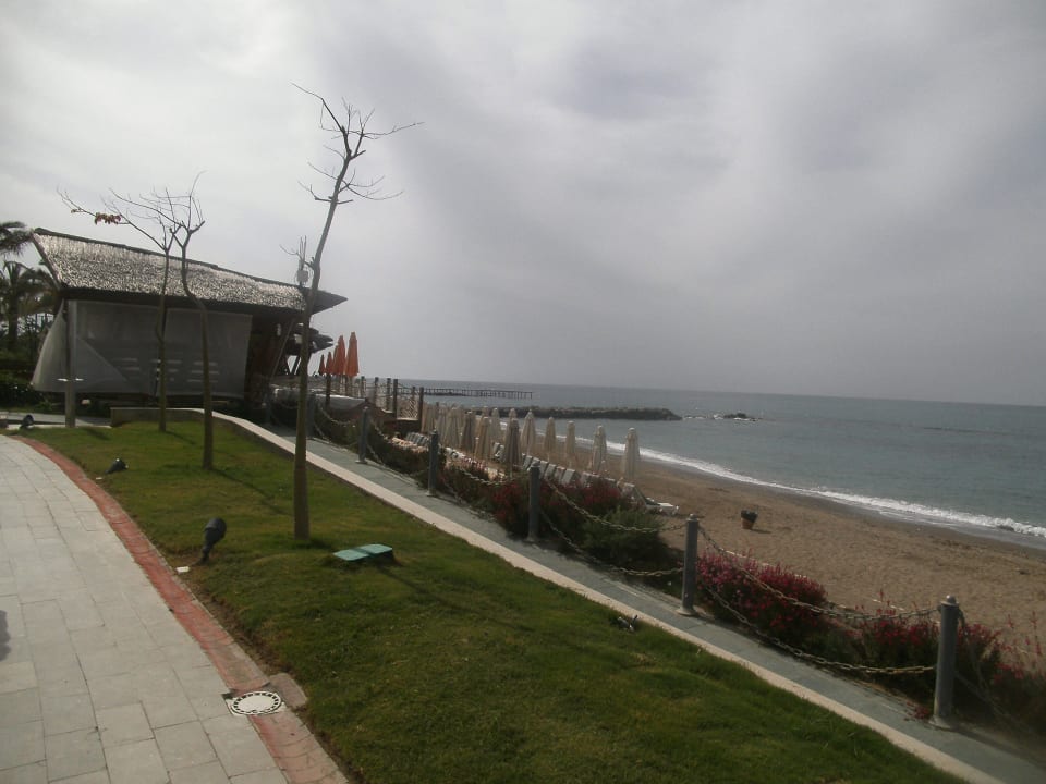 Blick vom Weg auf den Strand Long Beach Alanya