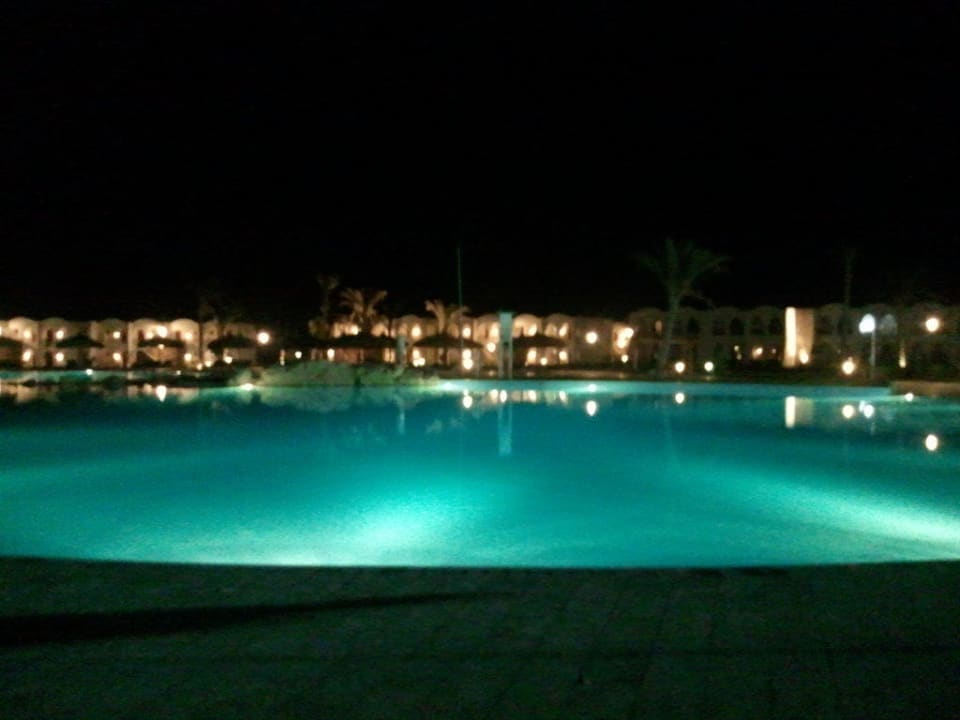 Pool bei Nacht Hotel Gorgonia Beach Resort