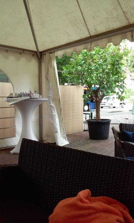 Der "gepflegte" Außenbreich an der Bundesstraße Hotel Stadt Berlin