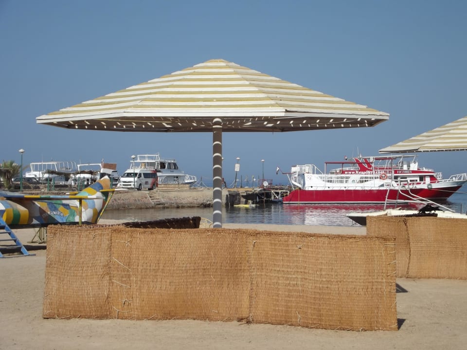 Widok na morze z plaży z parasolkami Menaville Safaga