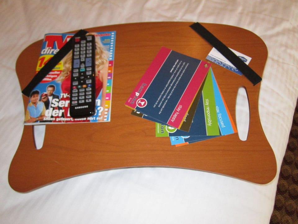 Notebook Unterlage mit Hotelinfos Hampton by Hilton Berlin City West