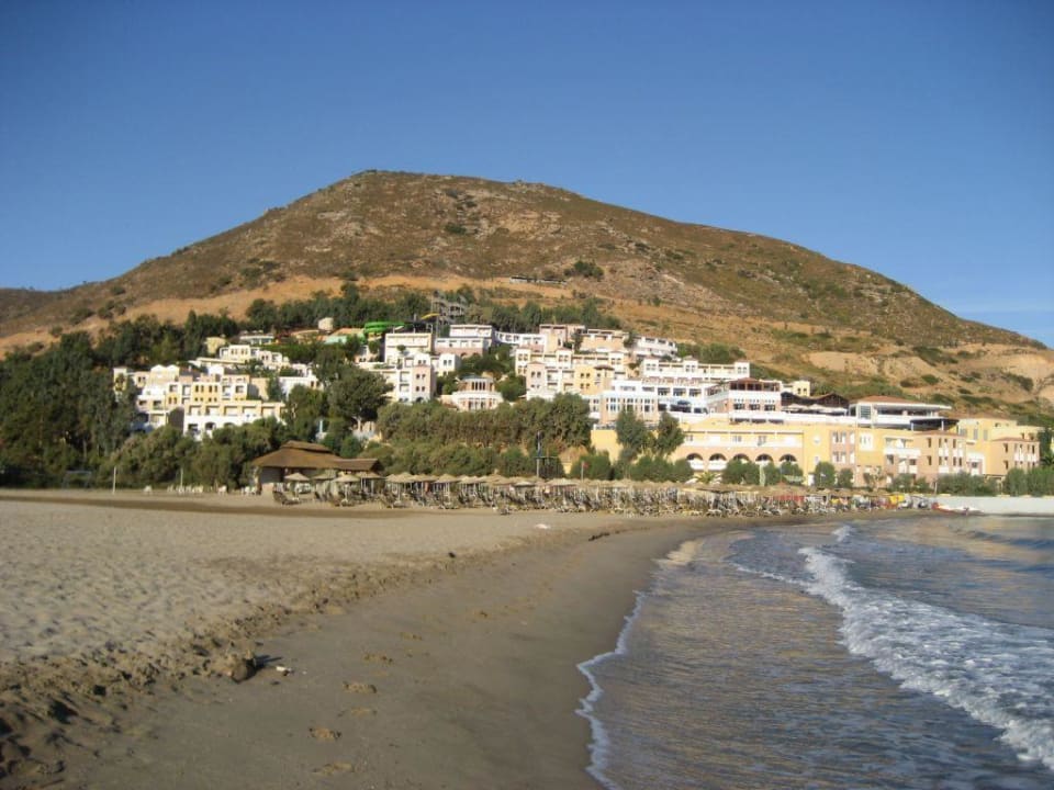 Gesamtansicht des Hotels vom Strand aus Fodele Beach & Water Park Holiday Resort