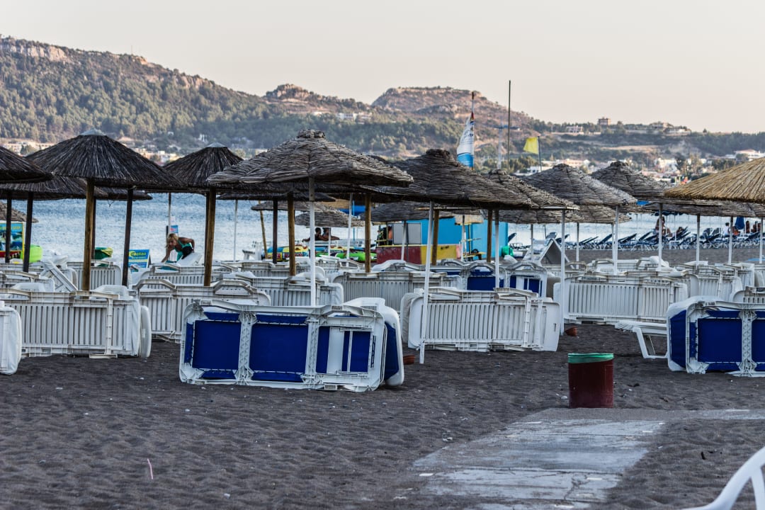 Blick auf die Strandliegen. Hotel Calypso Beach