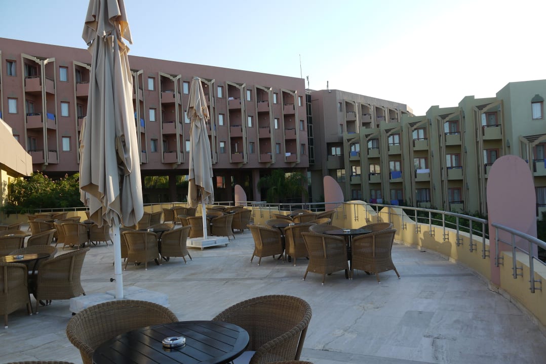 Terrasse bei der 24 Std Bar Blue Waters Club