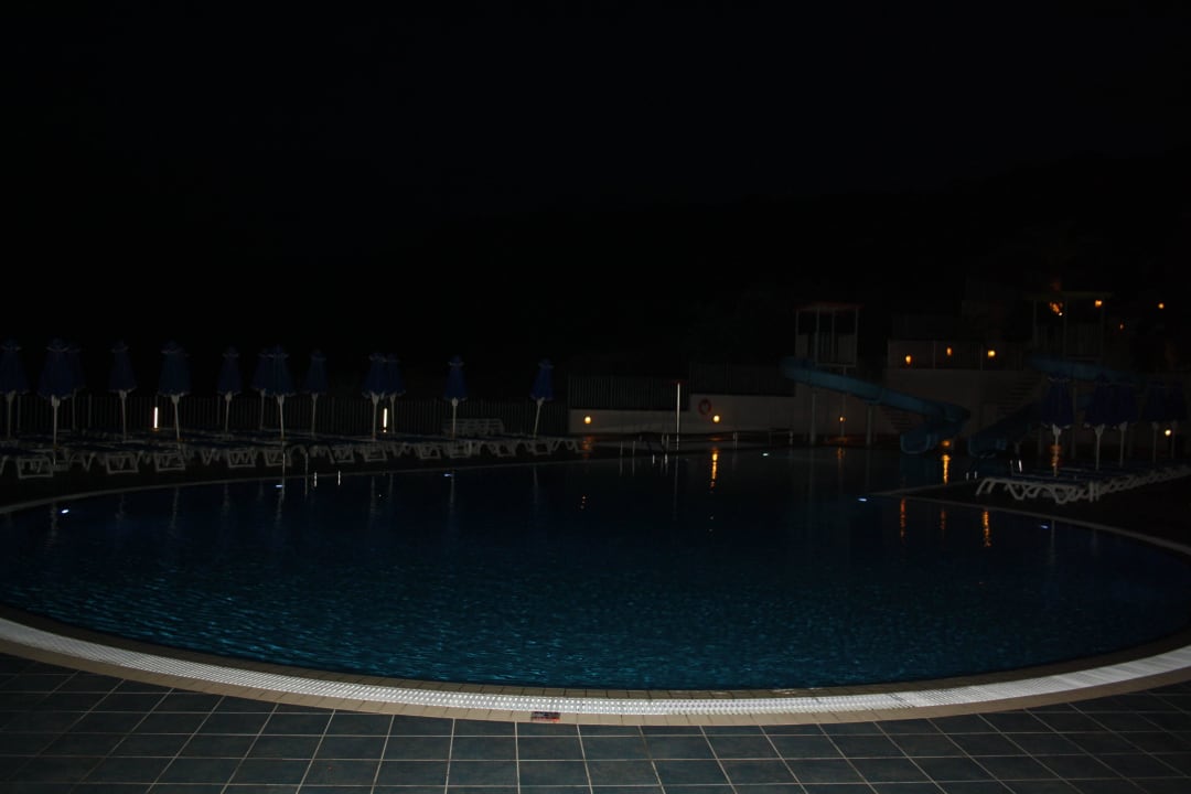 Hauptpool bei Nacht Grand Hotel Holiday Resort
