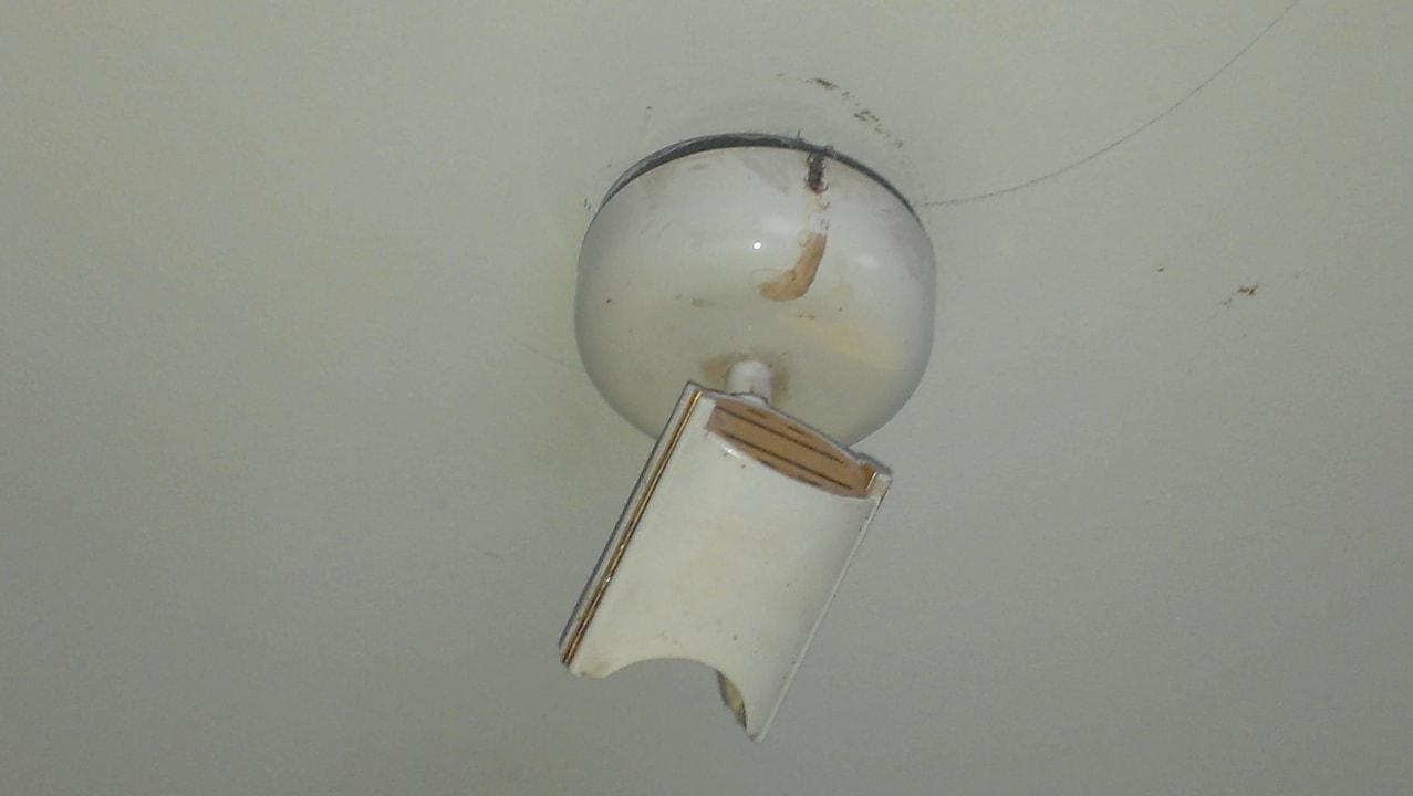 Verdreckte, nicht funktionierende Lampe Hotel Albert