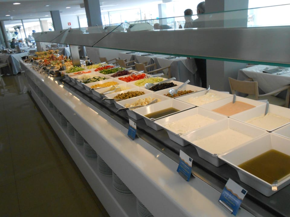 Salatbar und Dressings allsun Hotel Pil-lari Playa