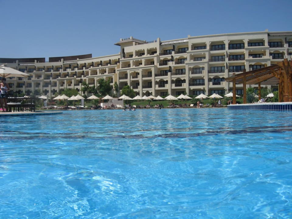 Blick vom Pool auf das Hotel Steigenberger ALDAU Beach Hotel