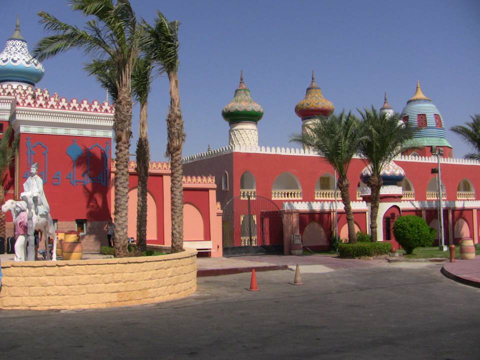 Der Eingang zur Anlage Pickalbatros Alf Leila Wa Leila Resort - Neverland Hurghada