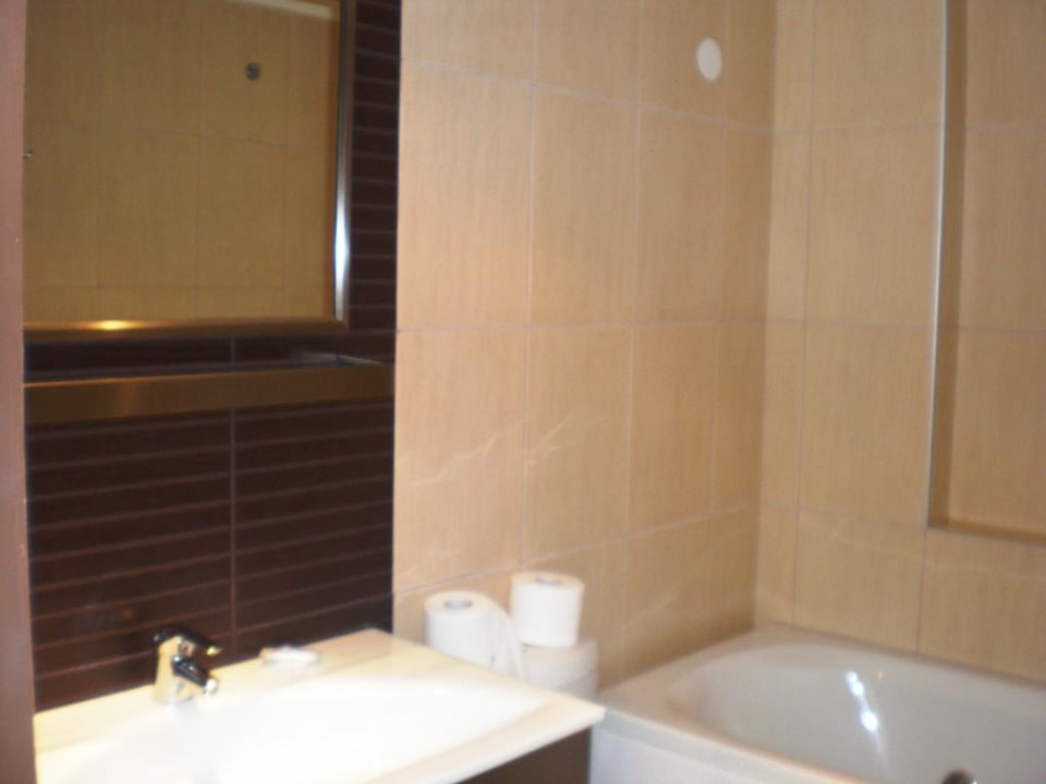 Łazienka w pokoju z wanną z hydromasażem Hotel Meropi