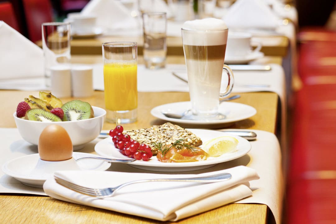 "Mövenpick Frühstück" Mövenpick Hotel Berlin (Berlin-Friedrichshain