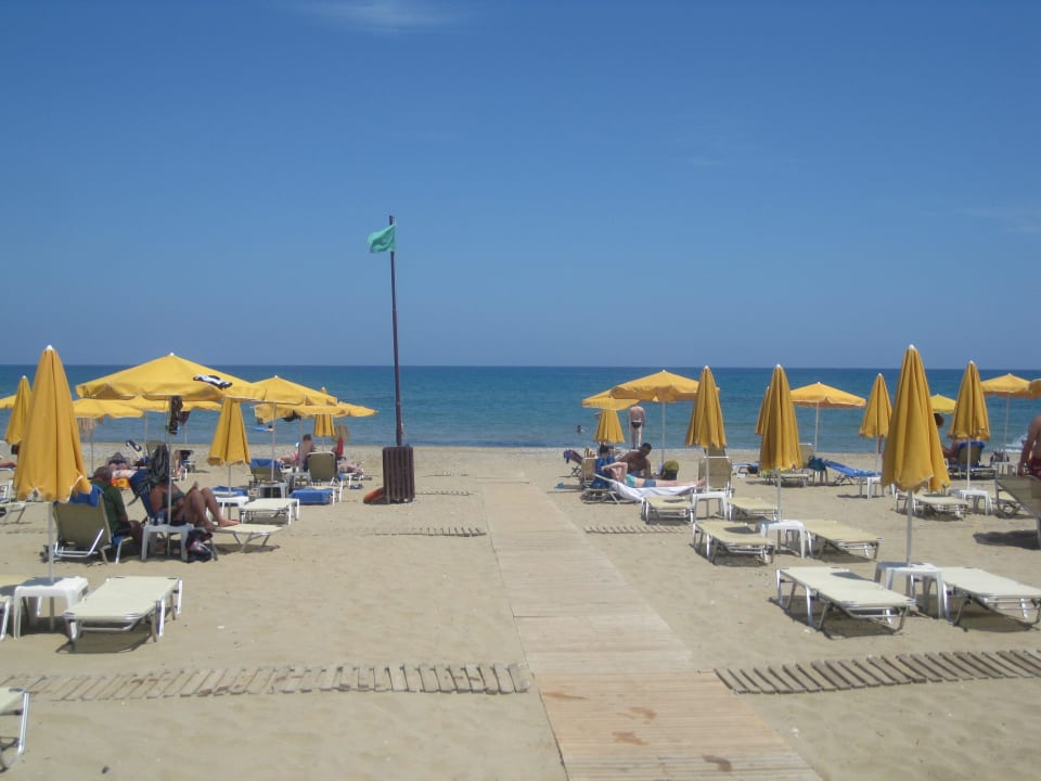 Liegen/Schirme und Meer Vantaris Palace