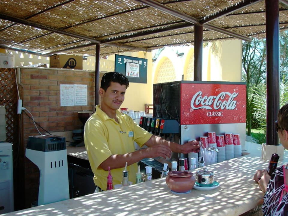 Strandbarkeeper Alaa macht den besten Capucino Jaz Makadina