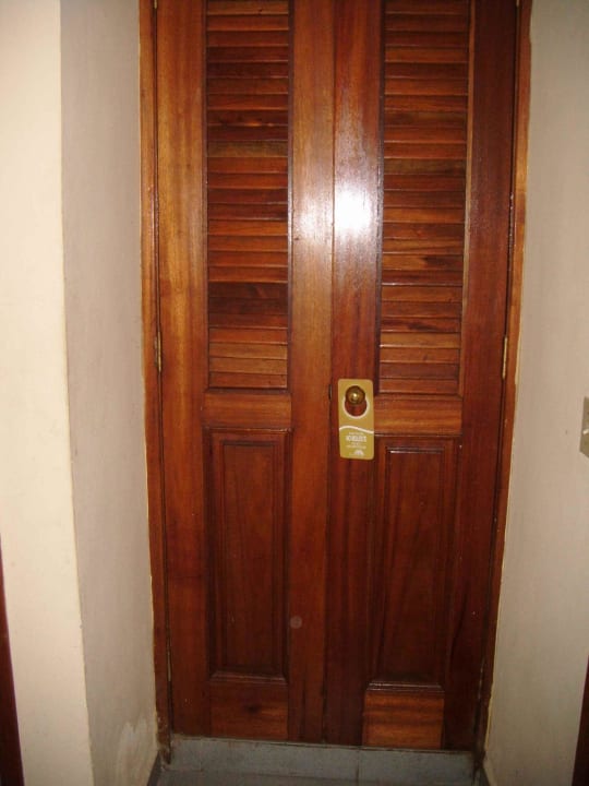 Schrank mit Tresor / Hinteres Zimmer ohne Balkon Hotel Islazul Libertad