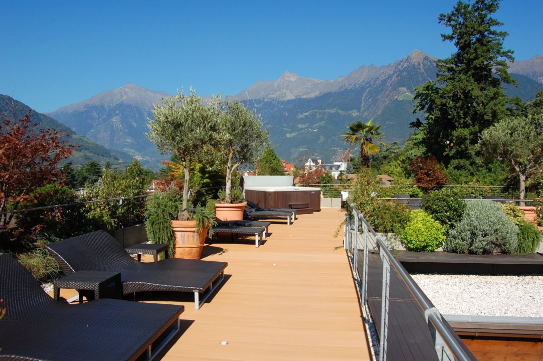 Sonnenterrasse mit Jacuzzi (hinten) Hotel Ansitz Plantiz