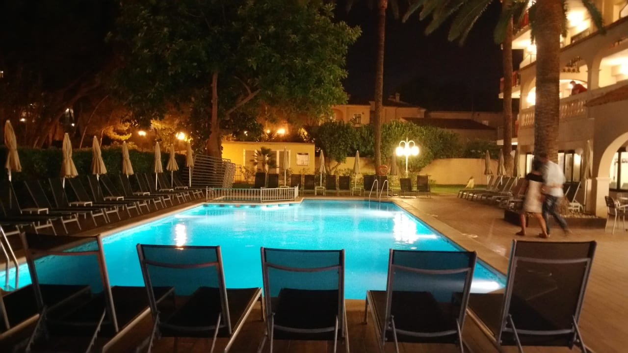Ruhepool am Abend neben der Pianobar allsun Hotel Lago Playa Park