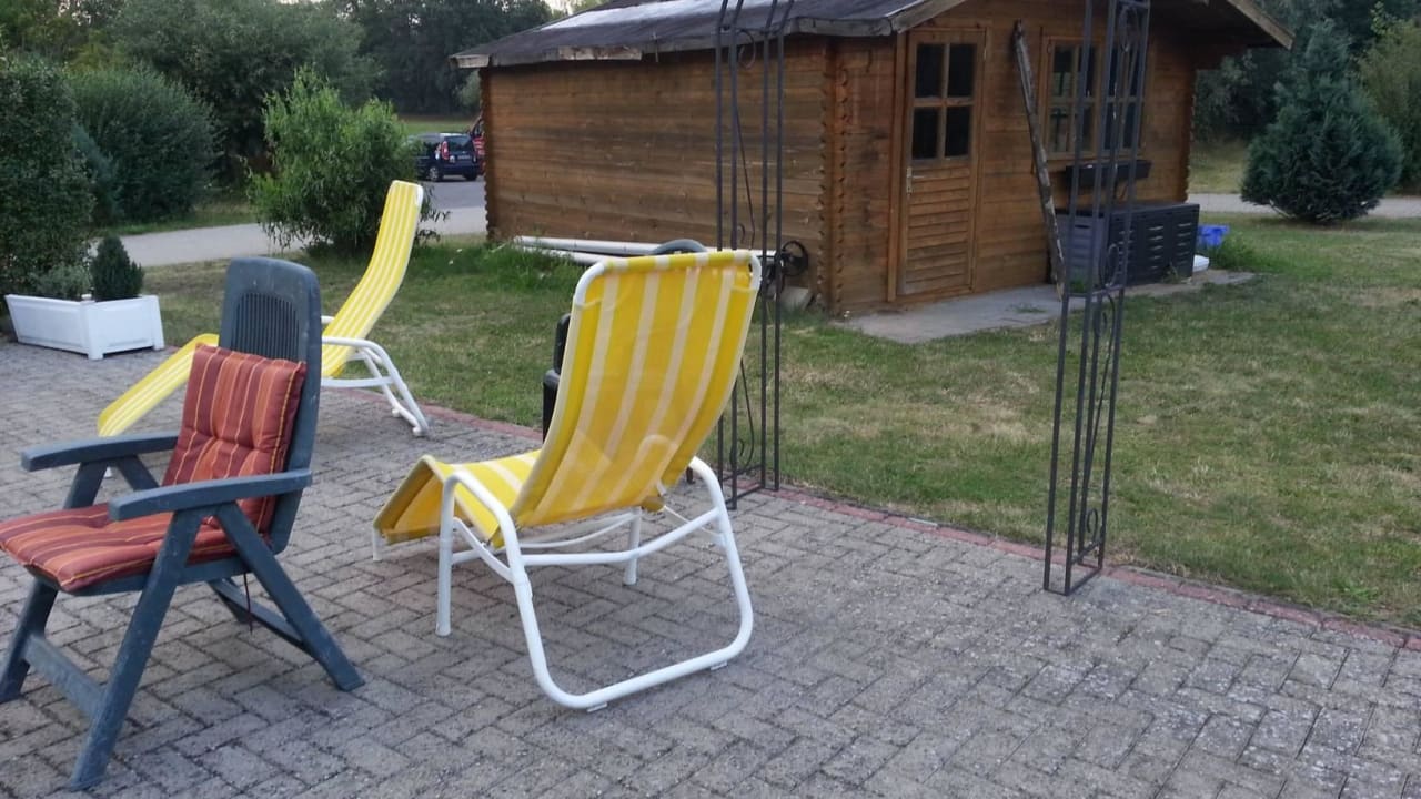 Freiraum vor Pool - ungastlich Landhotel Keck