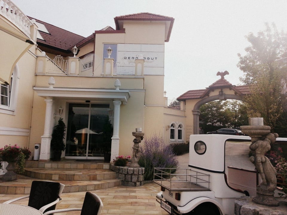 Haupteingang Bergergut - Das Genießerhotel für Paare