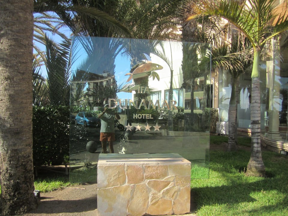Am Haupteingang Corallium Dunamar by Lopesan Hotels