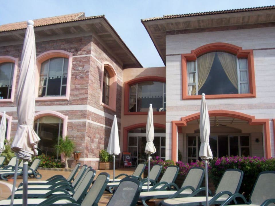 Poolbereich, dahinter Hallenbad, Spa, oben Lobby VIVA Cala Mesquida Suites & Spa 16+