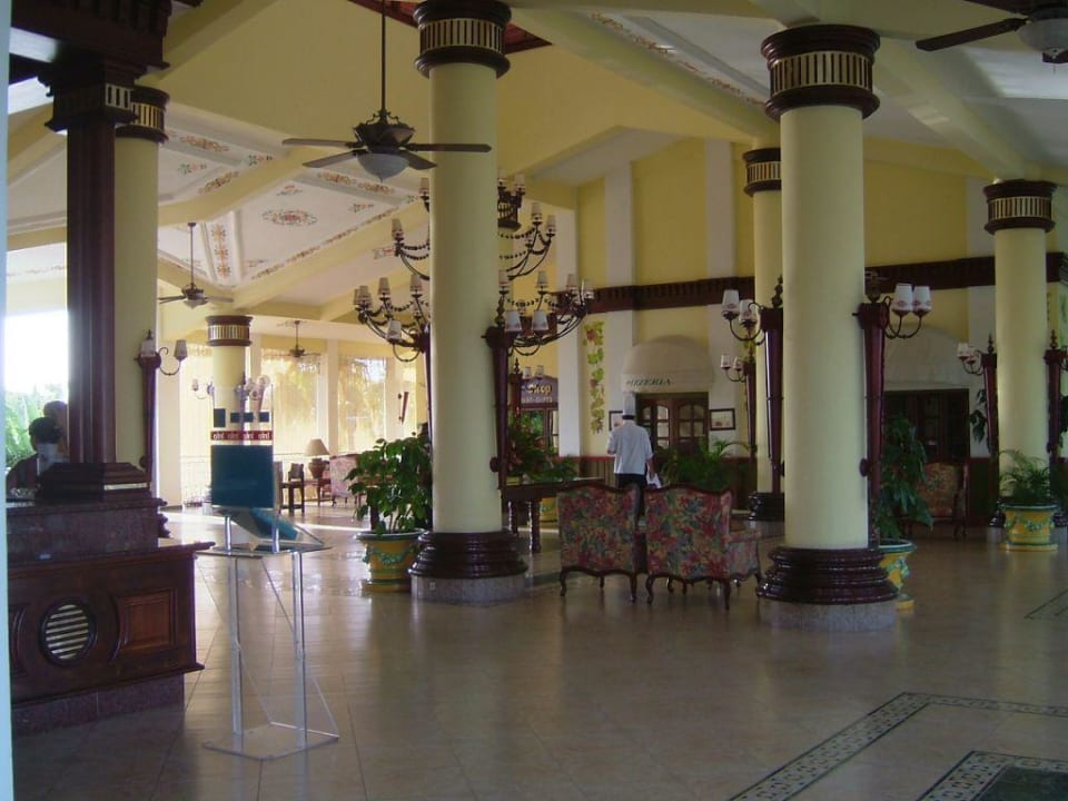 Blick auf Lobby und Pizzeria Hotel Riu Palace Tropical Bay