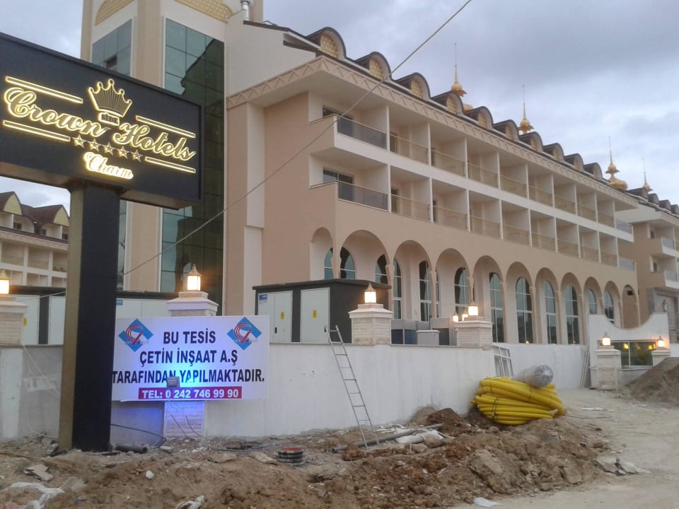 Leuchtreklame ist auch angebracht Well Palace Side