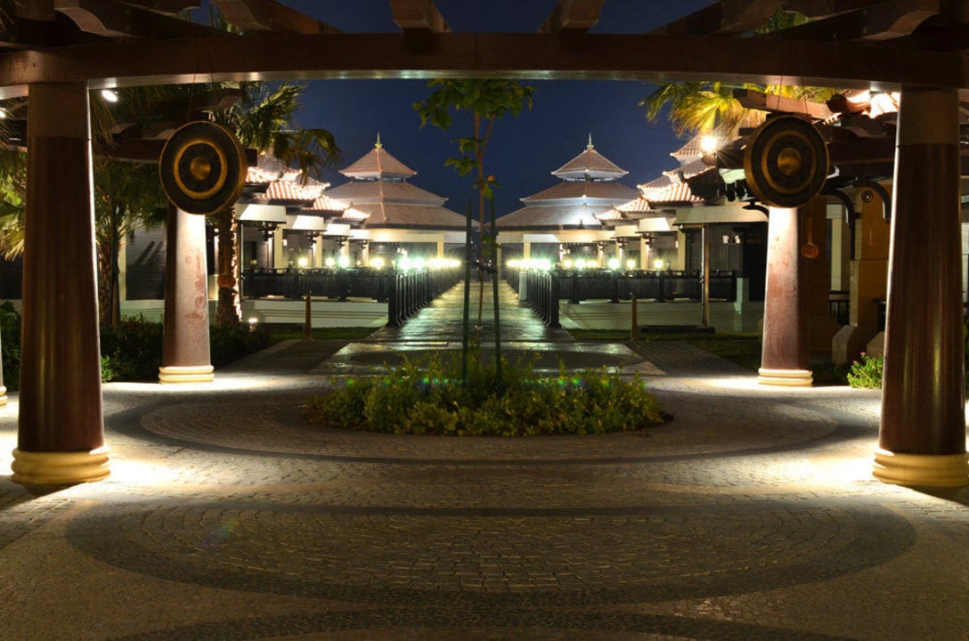 На территории отеля Anantara The Palm Dubai Resort
