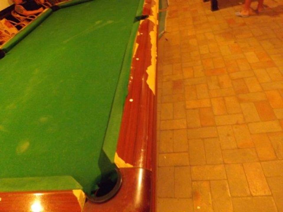 Billardtisch Defekt abgenutzt  Lotus Bay Beach Resort