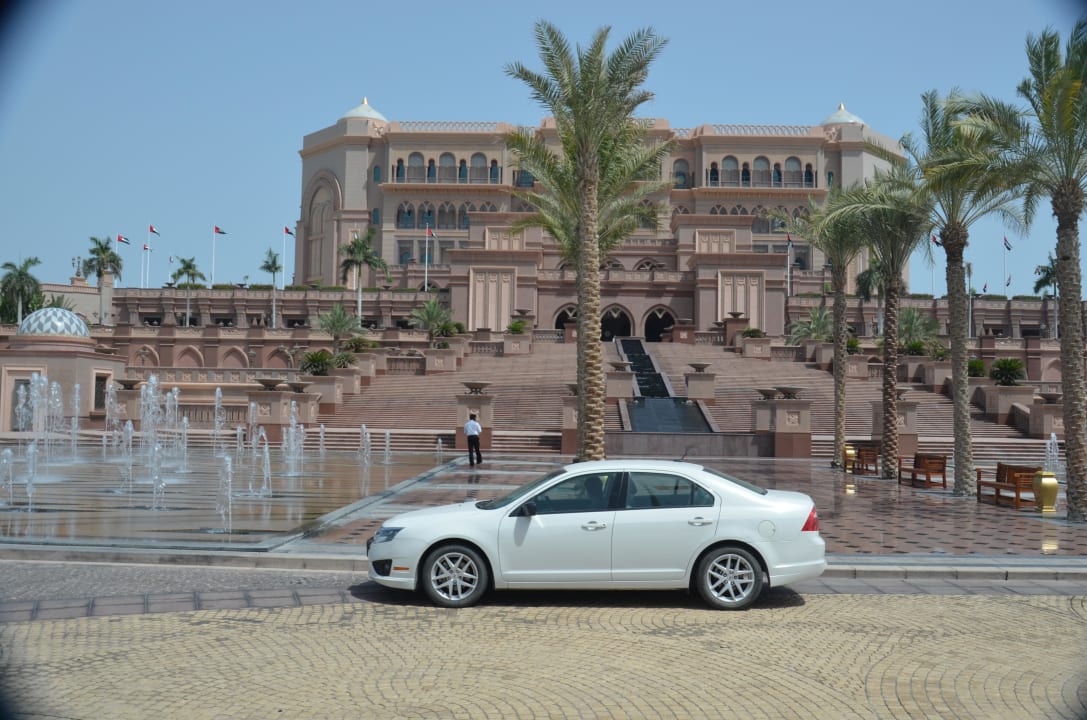 Eingang (mit unserem Leihwagen) Emirates Palace Mandarin Oriental