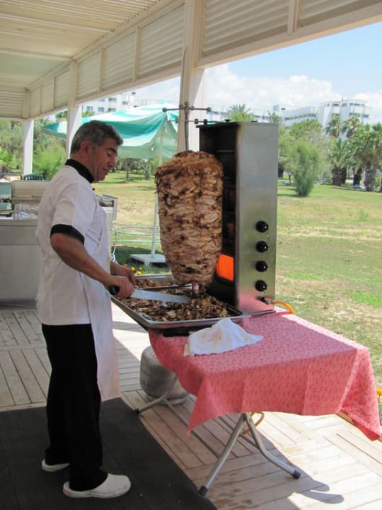 Koch bei der Arbeit am Strand Hotel Orfeus Park