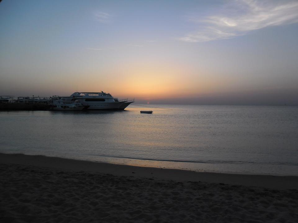 Sonnenaufgang am Strand von Menaville Menaville Safaga