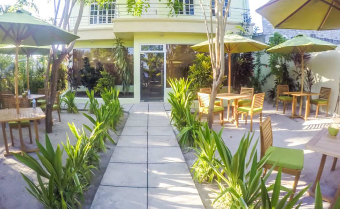 Eingang Entrance Garden Area Guesthouse Whale Shark Maamigili