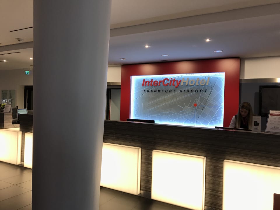 Rezeption IntercityHotel Frankfurt Airport