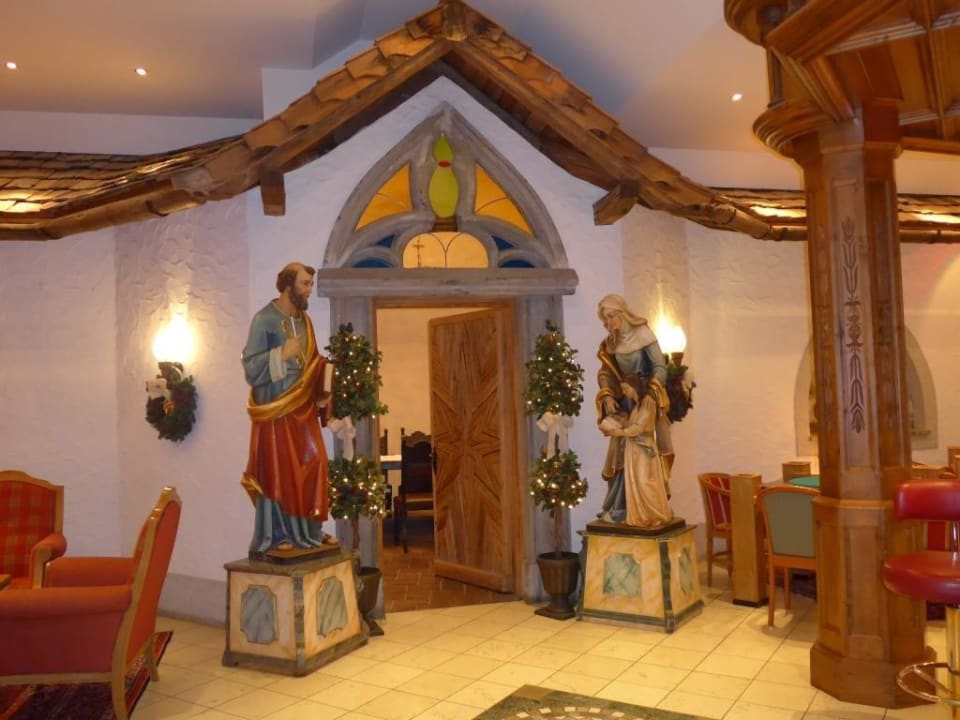 Blick zur Annakapelle in der Lobby DAS EDELWEISS Salzburg Mountain Resort
