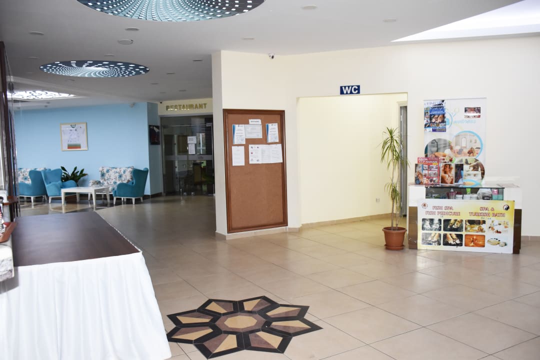 Blick vom Pool -Eingang zum Restaurant Grand Atilla Hotel