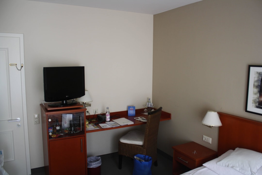 Fernseher, Minibar, Schreibtisch Hotel Wyndham Garden Quedlinburg Stadtschloss