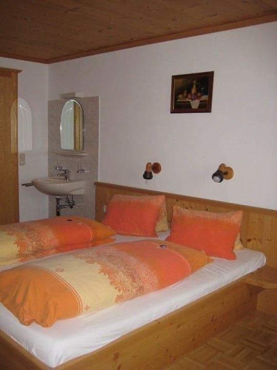 Wohnung Almrausch Bett Zimmer mit Waschbecken Unterdacheben /Apartments/Bauernhof