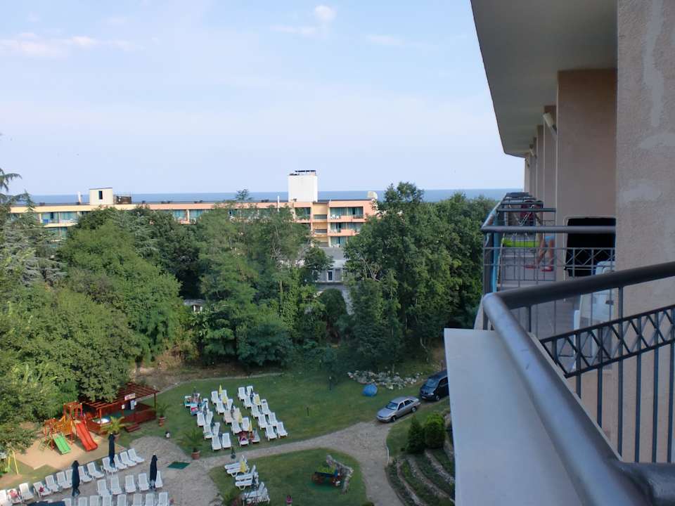 Stück Gartenanlage des Pools und Aussicht Odessos Park Hotel