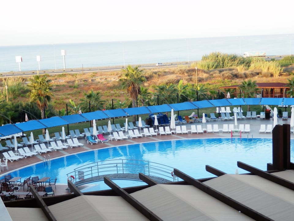 Blick vom Zimmer auf Pool und Meer Cenger Beach Resort & Spa